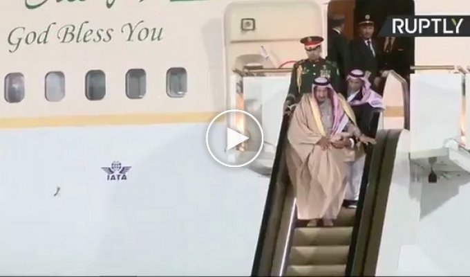 Негоже королю спускаться по лестнице с самолета. Король Саудовской Аравии прилетел в Россию