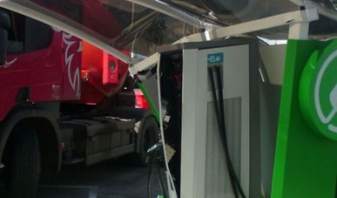 В Альметьевске бензовоз въехал в станцию зарядки электромобилей (3 фото)