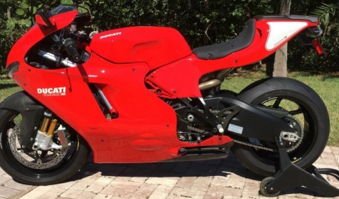 Новый легендарный мотоцикл Ducati Desmosedici RR "Street Legal Version" (17 фото)
