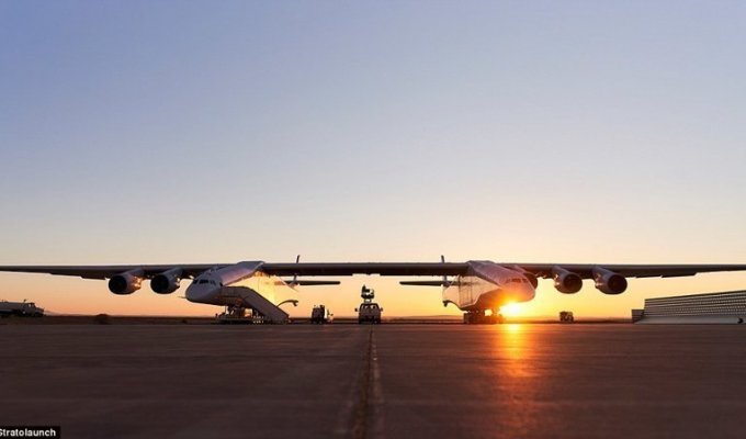 В США испытали самый большой самолет в мире (15 фото + 3 видео)