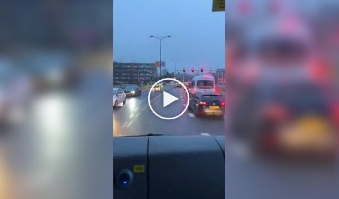 Так в Нидерландах водители уступают дорогу машинам скорой помощи
