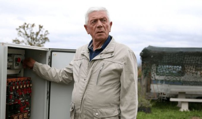 В Боснии 72-летний пенсионер построил для жены вращающийся дом (4 фото + 2 видео)