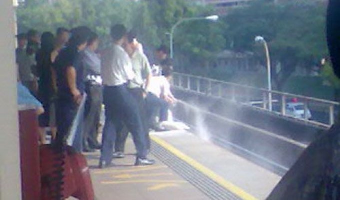 Попал индус под поезд в  Сингапуре (5 фото) Слабонервным не смотреть.