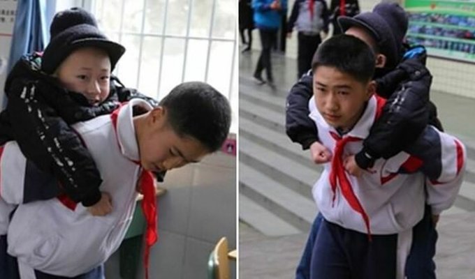 12-летний мальчик шесть лет носит на спине больного одноклассника (6 фото)