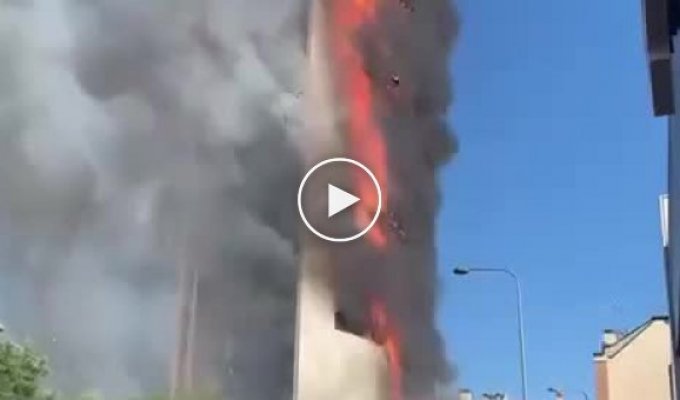В Милане огонь полностью охватил 15-этажный дом