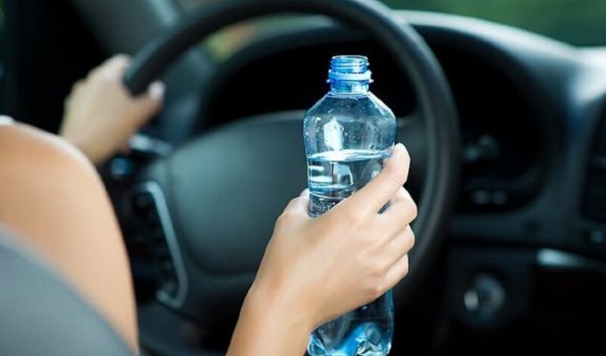 Австралийским водителям запрещают пить воду за рулем (3 фото)
