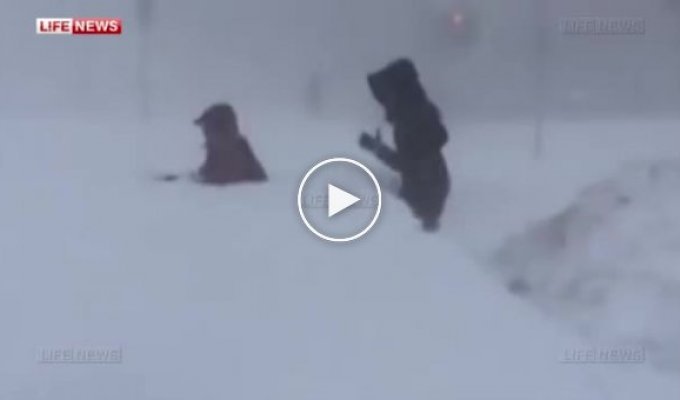Жители Владивостока утопают в снегу