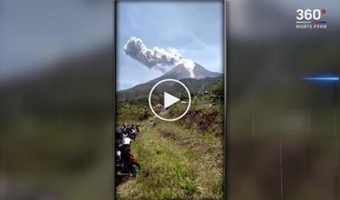 В Индонезии вулкан выбросил столб пепла на пять километров