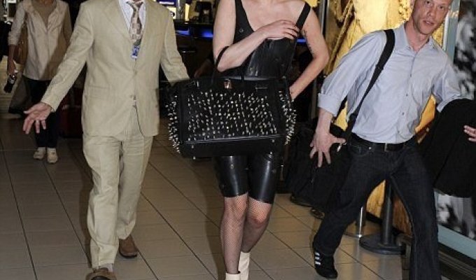 Леди Гага поменяла обувь (5 фото)