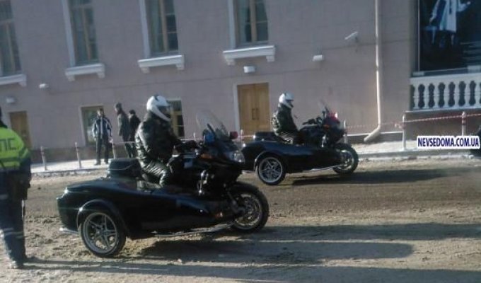 ГИБДДшники рассекают на новых мотоциклах (2 фото)