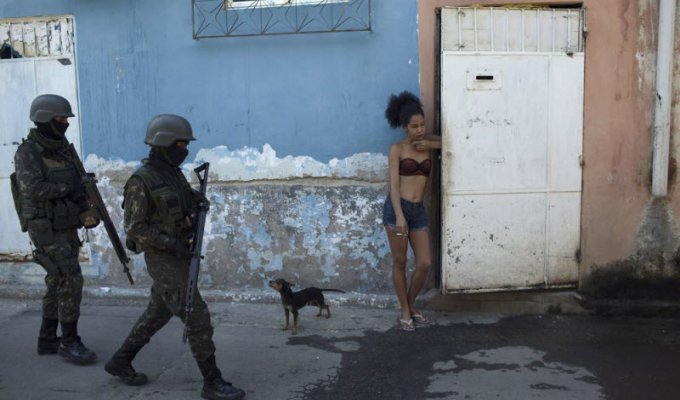 Бразильские военные наводят порядок в фавелах Рио-де-Жанейро (12 фото)