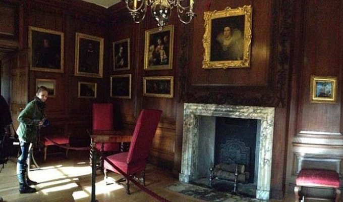 В лондонском дворце Хэмптон-Корт сфотографировали приведение «Серой леди» (12 фото)
