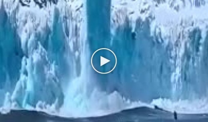 Потрясающее видео, как откалывается кусок айсберга