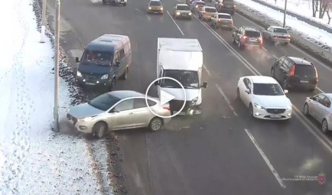 Двойное ДТП парализовало дорогу в Волгограде