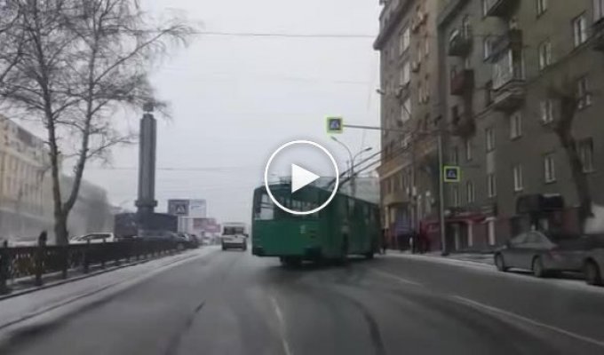 В Новосибирске немного похолодало троллейбус буксует на скользкой дороге