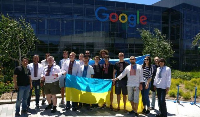 15 работников Google в США надели вышиванки и поздравили украинцев