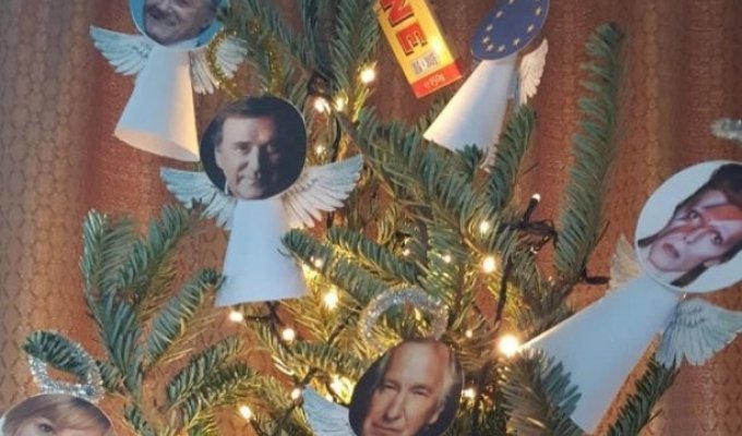Женщина украсила свою новогоднюю елку изображениями ушедших знаменитостей (7 фото)