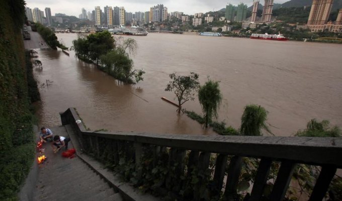 Очередное наводнение в Китае (11 фото)