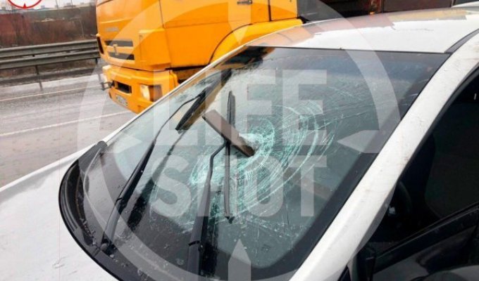 Второй день рождения — рессора от грузовика пробила лобовое стекло легковушки (2 фото + видео)