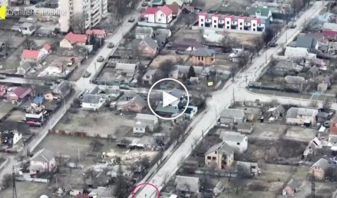 На відео, знятому з дрона 3 березня у Бучі, російська БМД кілька разів стріляє в бік мирної людини