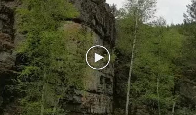Эпичный прыжок в воду со скалы