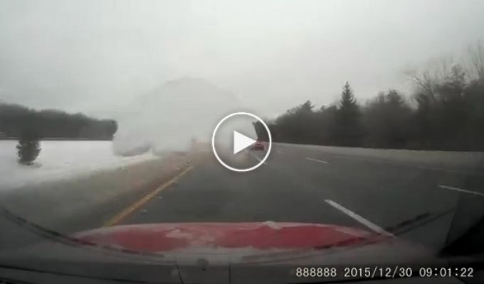 Видео для тех, кто ленится чистить снег с крыши машины