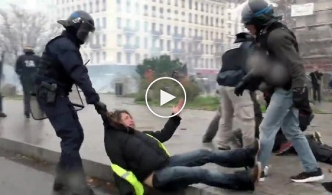 Французская полиция протащила протестующую девушку Желтых Жилетов в Лионе