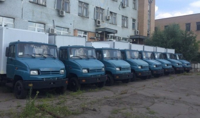 Закрывшийся завод ЗИЛ до сих пор не распродал все грузовики (4 фото)