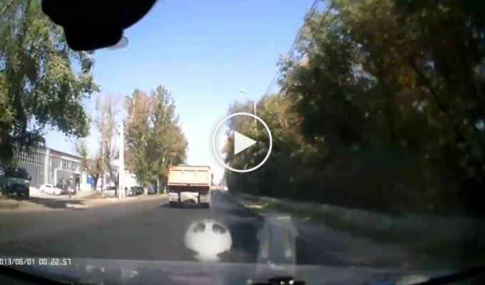 Пенсионер на мотороллере Муравей столкнулся с КамАЗом в Брянске