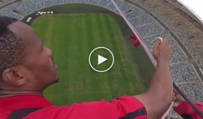 Экстремал прыгнул с высоты 88 метров на стадионе в ЮАР