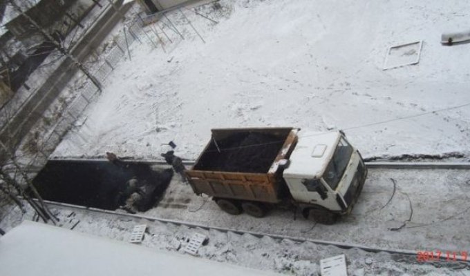 В Слободском Кировской области новый асфальт положили прямо на снег (2 фото)