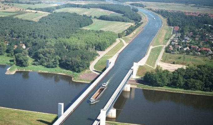 Самые грандиозные водные мосты со всего мира (20 фото)