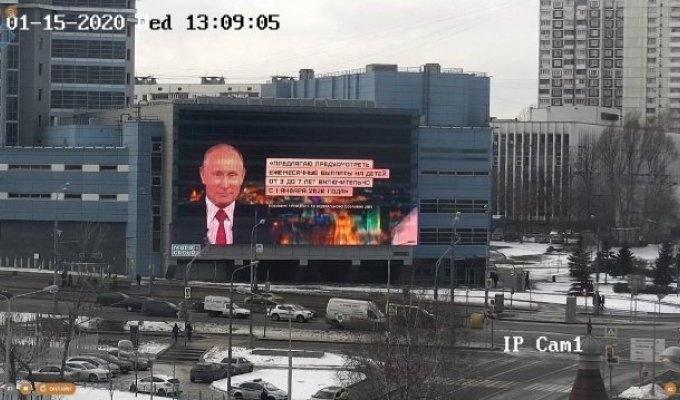 Послание Путина Федеральному собранию не смогли показать на рекламных фасадах в Москве (4 фото)