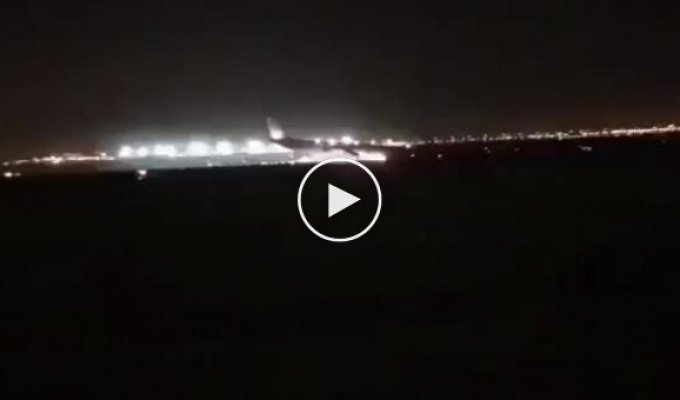 В аэропорту Саудовской Аравии экстренно сел Airbus A330-200,у которого не выпустилась передняя стойка шасси