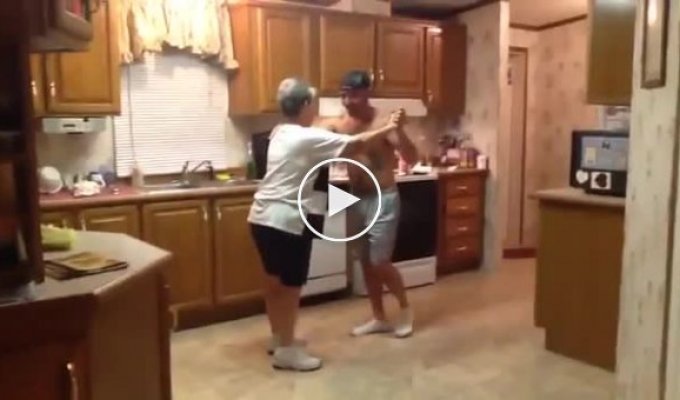 Танец мамы с сыном на кухне
