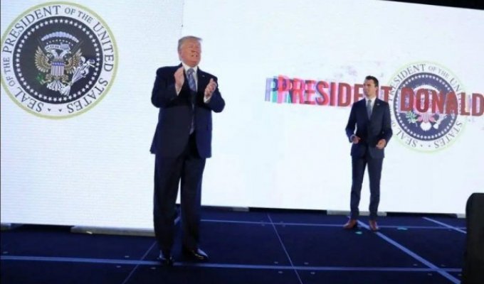 Дональд Трамп на фоне странного герба (2 фото)