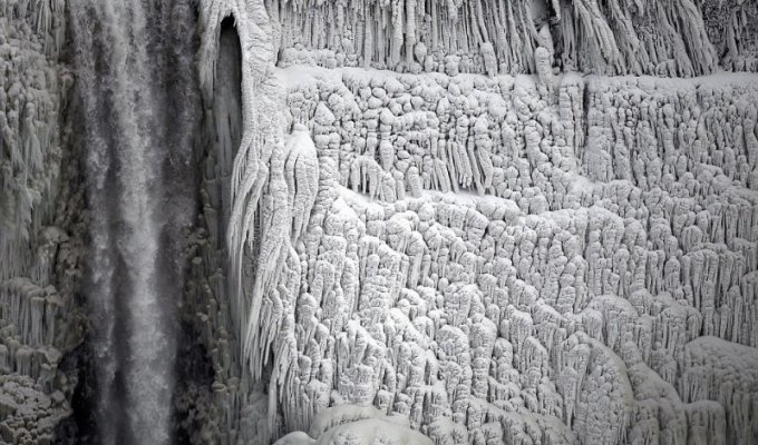 Природный катаклизм недели: Впервые за 100 лет замерз Ниагарский водопад (11 фото)