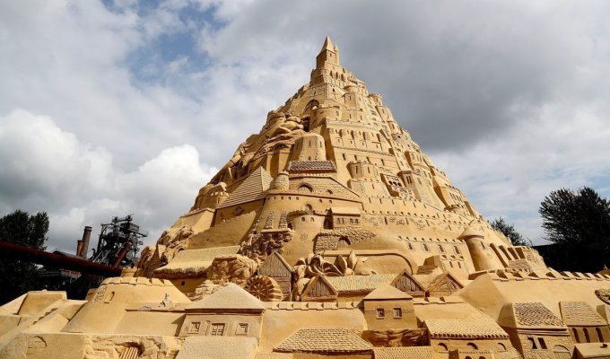 В Германии построили 17-метровый замок из песка, ставший новым рекордсменом (8 фото)