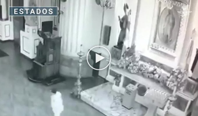 Мужчина разбил икону в храме после проигнорированной молитвы