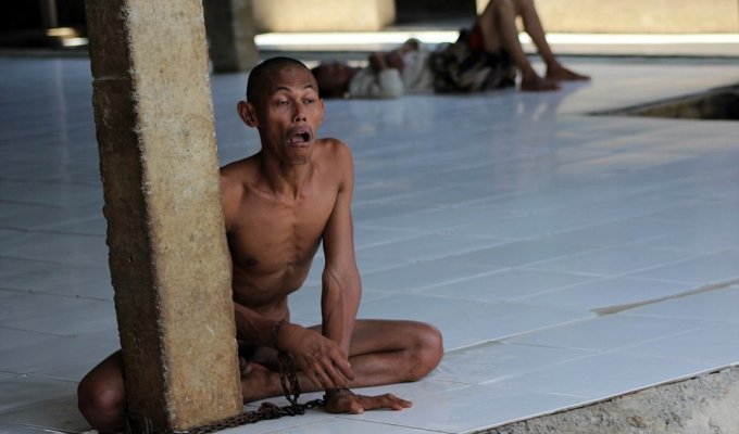 Обнаженные, голодные, в ржавых цепях: ужасные фото психиатрической лечебницы в Индонезии (14 фото + 1 видео)