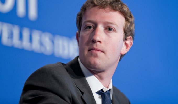 Паранойя Цукерберга: основатель Facebook заклеил скотчем веб-камеру и микрофон на своём ноутбуке (5 фото)