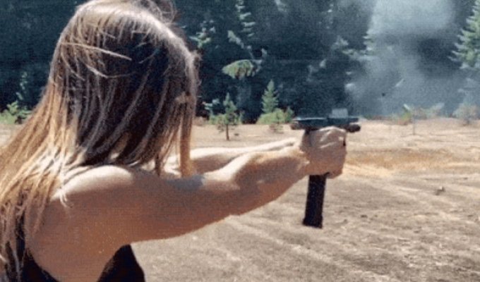 Девушки с оружием (15 гифок)