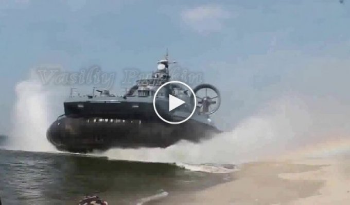 Десантный корабль Зубр покинул пляж