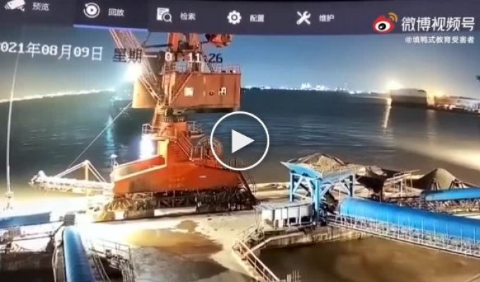 В Китае сухогруз столкнулся с доком и утопил береговой кран