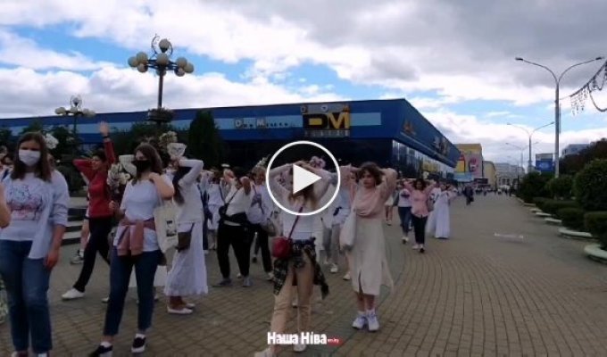 В Белоруссии девушки в белых платьях, заложив руки за голову, призывали силовиков остановить насилие