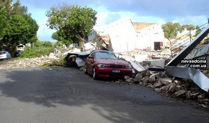 BMW раздавило перекрытием здания (8 фото)