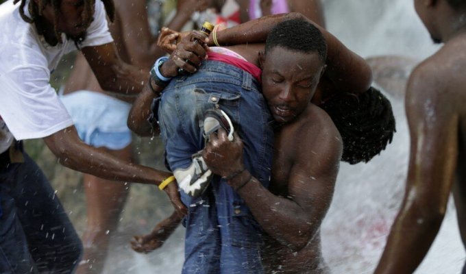 Аморальный ритуал на Гаити, в существование которого в 21 веке очень сложно поверить (7 фото)