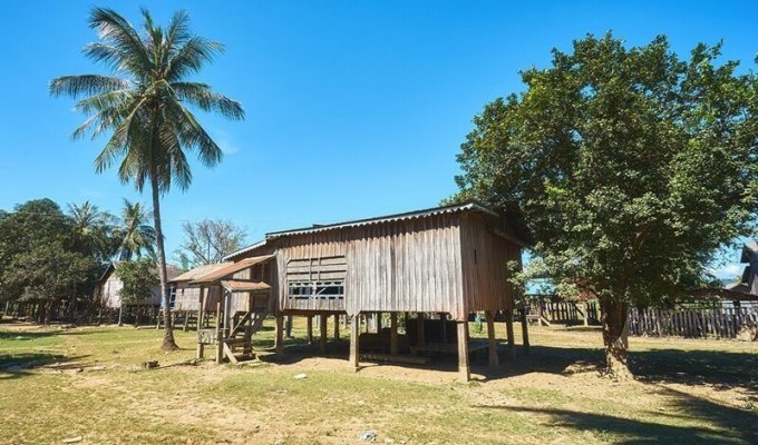 Деревня заброшенных домов и кладбищ (Камбоджа) (10 фото)
