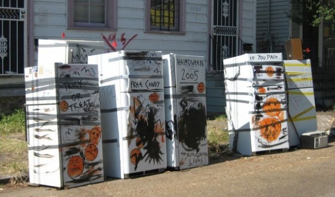 Холодильники на улицах Нового Орлеана, как одно из последствий урагана Катрина (11 фото)