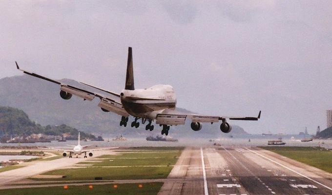 Сложные посадки самолетов в аэропорту Каи Так (Гонконг)
